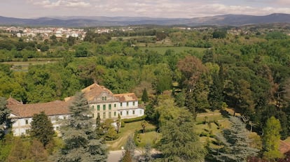 El Hotel Balneario de Cabreiroá, construido en 1907, gozó de gran aceptación hasta la Guerra Civil. En 1961 cerró sus puertas de forma definitiva.