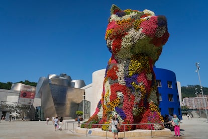 La escultura floral de 'Puppy', junto al museo Guggenheim de Bilbao.