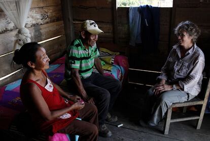 La granjera británica Liz Crew conversa con Santiago Morales y Graciela Moye en la comunida de Mangalito, a 16 kilómetros de Trinidad.