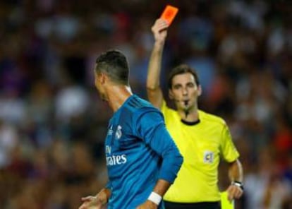 Cristiano Ronaldo ve la roja en el Camp Nou.