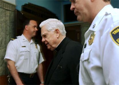 El cardenal arzobispo Bernard Law, tras prestar declaración.