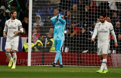 Keylor Navas se lamenta tras un gol en su portería.