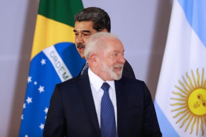 Nicolás Maduro pasa por detrás de Lula da Silva instantes antes de la foto de familia de la cumbre, en Brasilia el 30 de mayo.