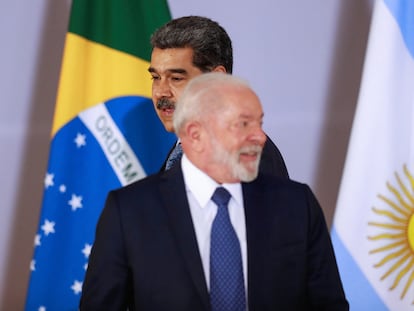 Nicolás Maduro pasa por detrás de Lula da Silva instantes antes de la foto de familia de la cumbre, en Brasilia el 30 de mayo.