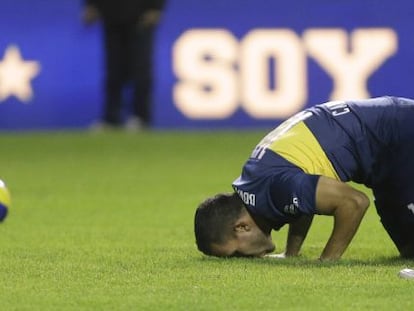 Carlos Tévez besa el césped de la Bombonera, en su presentación en el Boca.