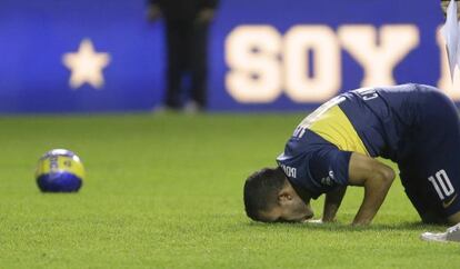 Carlos Tévez besa el césped de la Bombonera, en su presentación en el Boca.