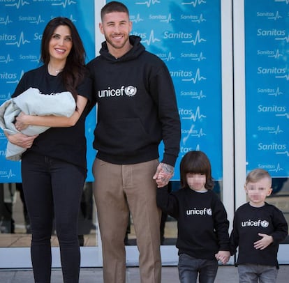 Sergio Ramos y Pilar Rubio, con sus tres hijos.