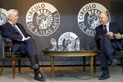 Mario Vargas Llosa y Enrique Krauze, ayer en Madrid.