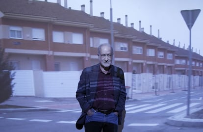 El artista Hans Haacke, en el Museo Reina Sofía, con una de sus obras proyectadas dentro de su exposición 'Castillos en el aire' que critica, entre otras cosas, la burbuja inmobiliaria en España.