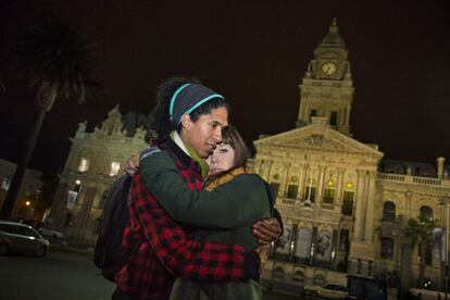 Jeremy Papier y Mia Everson, en la plaza donde Mandela dio su primer discurso en libertad.