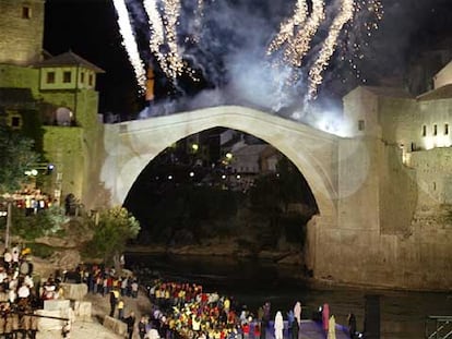 Inauguración de la reconstrucción del puente viejo de Mostar en julio de 2004.