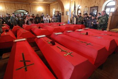 Ataúdes con los restos mortales, recientemente identificados, de víctimas soviéticas que murieron en la Segunda Guerra Mundial, en Glinka, al sureste de Smolensk, Rusia. 6 de mayo de 2014.