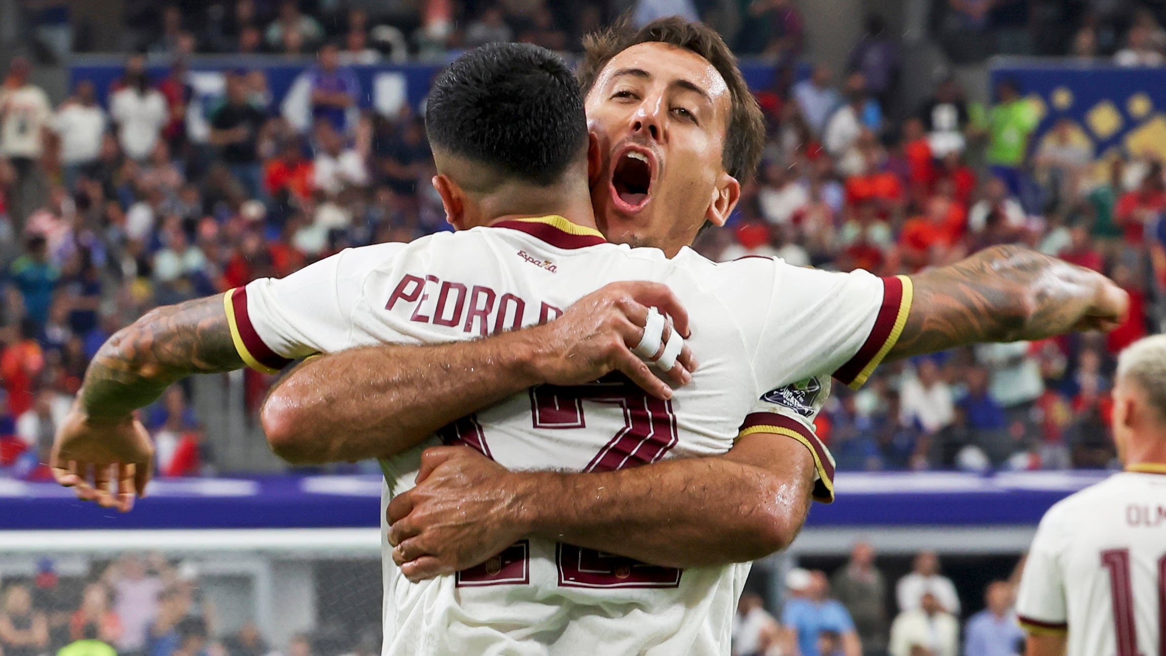 Pedro Porro recibe la felicitación de Oyarzabal por su gol a Francia.