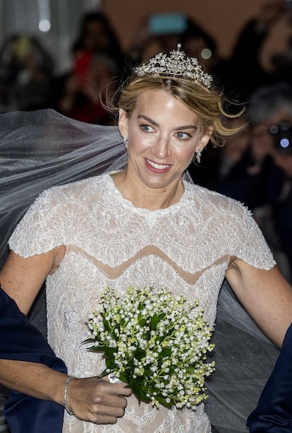 La tiara que ha lucido Chrysi Vardinoyannis es la misma que llevó Marie Chantal en su boda con Pablo de Grecia, celebrada en julio de 1995 en la catedral ortodoxa de Santa Sofía, en Londres. Originalmente, la llamada tiara del Corsario perteneció a la reina Ingrid de Dinamarca, quien la recibió como regalo de bodas en 1935, cuando se casó con el rey Federico IX de Dinamarca. Ella se la regalaría a su hija, Ana María, con motivo de su 18 cumpleaños y enlace con el rey Constantino II, en 1964. 