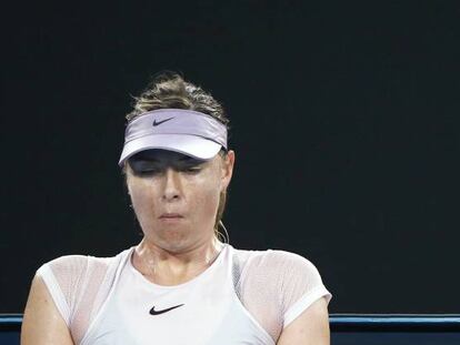 Sharapova, durante un descanso de su partido contra Kerber.