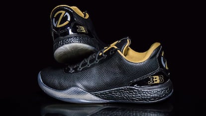 Big Baller Brand 'ZO2'

Las zapatillas de la polémica en la NBA. La joven promesa Lonzo Ball, que ni siquiera ha debutado en la liga, desafía a las multinacionales del calzado deportivo con su propia marca. El primer modelo ha salido a la venta por unos módicos 455 euros, cifra inalcanzable para la inmensa mayoría de aficionados al baloncesto. Para el resto de pares de esta lista, la inversión en cordones.