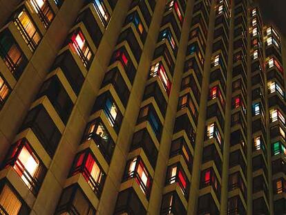 La iluminación en las ventanas del hotel reconstruye a gran escala las composiciones abstractas de Piet Mondrian.