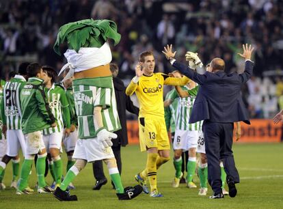 Pepe Mel felicita a los suyos.