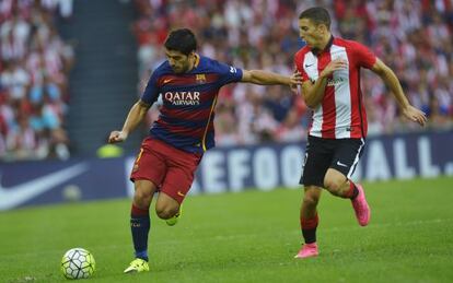 Luis Su&aacute;rez controla la pelota frente a De Marcos. 