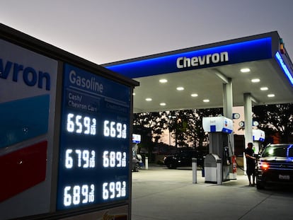Una estación de gasolina de Chevron en Monterey, California.