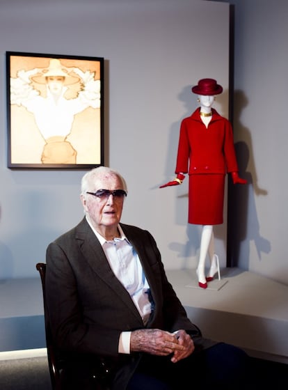 El diseñador francés Hubert de Givenchy posa en Madrid donde acudió en 2014, invitado por el el Museo Thyssen, que le dedicó una exposición.