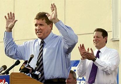 El candidato demócrata a gobernador de Florida, Bill McBride, saluda durante un mitin en presencia de Al Gore.