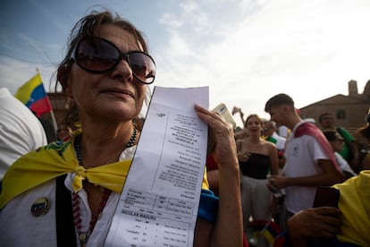 Como pidió la lideresa opositora María Corina Machado, los manifestantes han salido a las calles con copias de las actas de votación impresas en la mano. En la imagen, una mujer muestra una de estas copias en la ciudad de Roma, (Italia)