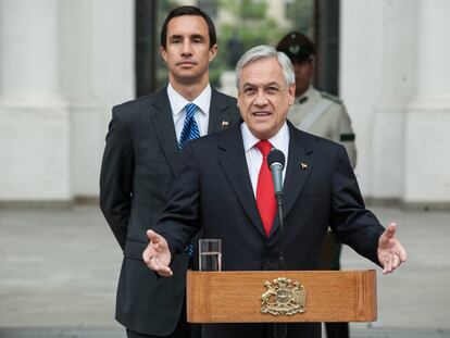 El presidente de Chile, Sebastián Piñera, y el ministro Juan Carlos Jobet, en el Palacio de La Moneda.