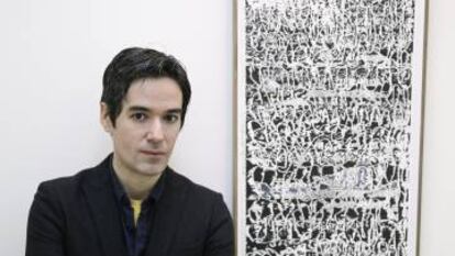 Jerónimo Elespe, junto a su obra 'Navigators' en la galería madrileña Maisterravalbuena.