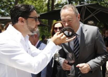Quique Dacosta da a probar pulpo seco al presidente de la Comunidad Valenciana, Alberto Fabra.