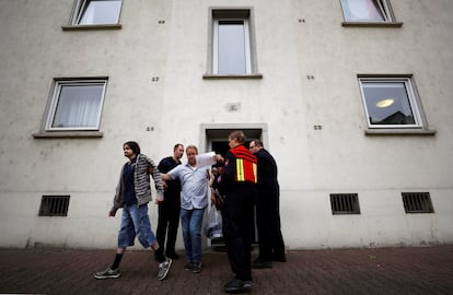 Firefighters and police officers observe the evacuation of Sister Sigrid's nursery home for homeless people as 60,000 people in Germany's financial capital are about to evacuate the city while experts defuse an unexploded British World War Two bomb found during renovations on the university's campus in Frankfurt, Germany, September 3, 2017.  REUTERS/Kai Pfaffenbach