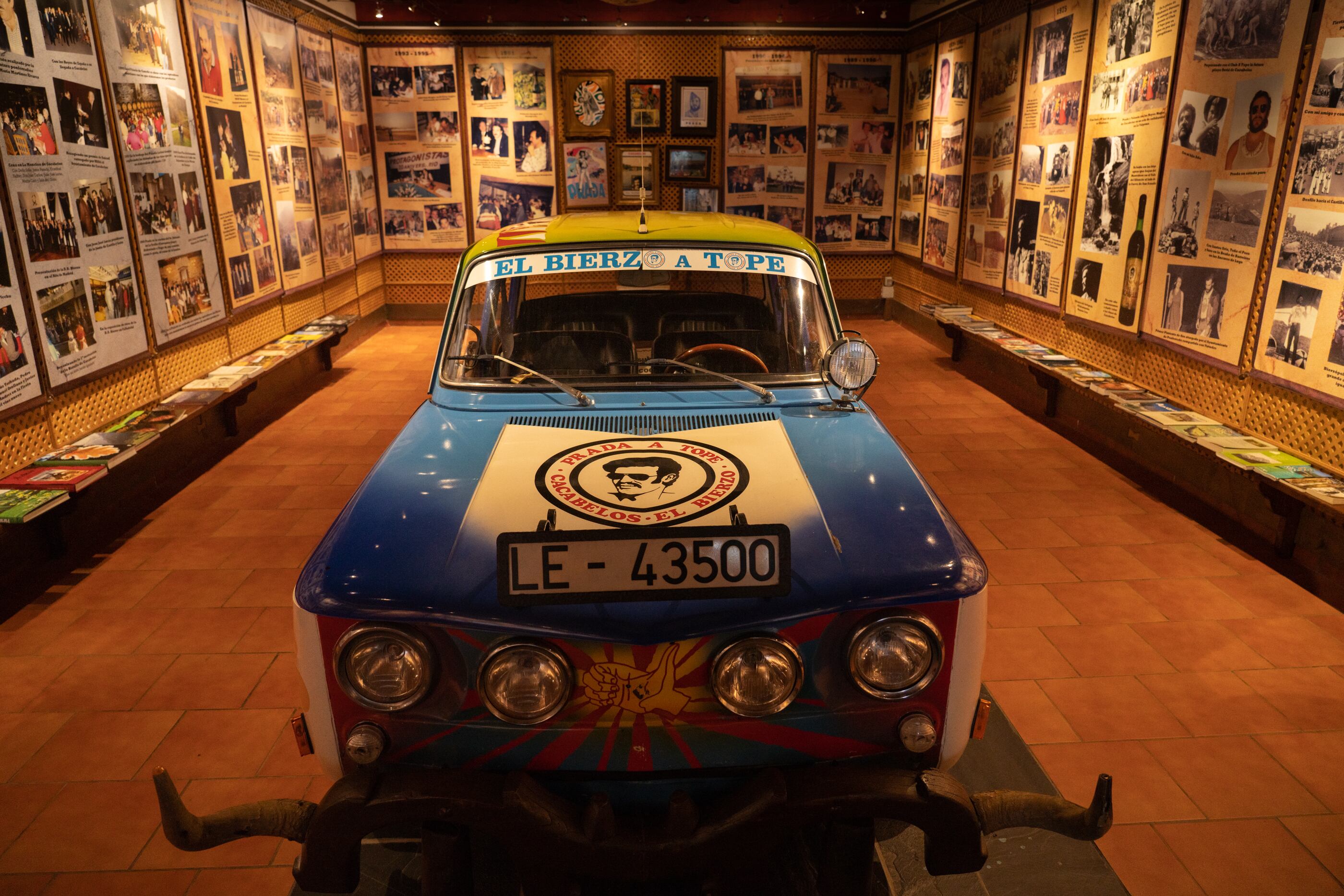 Sala de exposiciones del Palacio de Canedo, con un coche que Prada utilizaba para promocionar su marca.