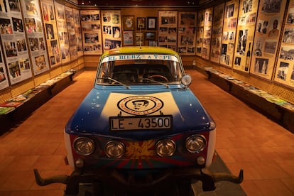 Sala de exposiciones del Palacio de Canedo, con un coche que Prada utilizaba para promocionar su marca.
