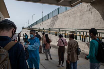 La policía utiliza escáneres para controlar a los pasajeros que llegan a la estación de Yarkand, el 10 de abril.