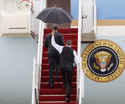 El presidente de EE UU asciende la escalera del Air Force One antes de partir hacia Richmond, en el Estado de Virginia.