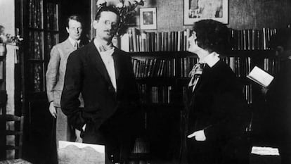 El escritor James Joyce y la librera Sylvia Beach en 1930, dentro del local de Shakespeare and Company.