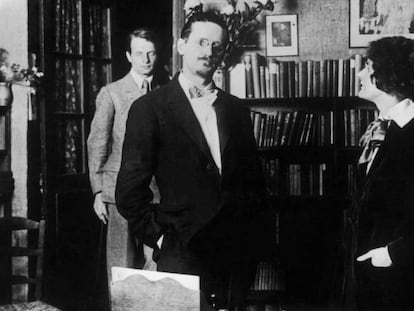 El escritor James Joyce y la librera Sylvia Beach en 1930, dentro del local de Shakespeare and Company.