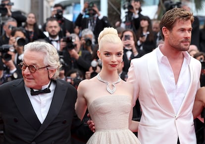 El director George Miller, Anya Taylor-Joy y Chris Hemsworth en el estreno de 'Furiosa: A Mad Max Saga' durante el 77º Festival de Cine de Cannes, el 15 de mayo de 2024. 