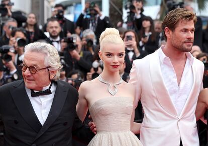 El director George Miller, Anya Taylor-Joy y Chris Hemsworth en el estreno de 'Furiosa: A Mad Max Saga' durante el 77º Festival de Cine de Cannes, el 15 de mayo de 2024. 