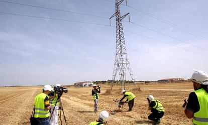 Un grupo de técnicos de Unión Fenosa controla las torres con drones