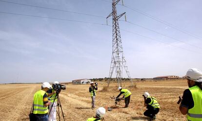 Un grupo de t&eacute;cnicos de Uni&oacute;n Fenosa controla las torres con drones