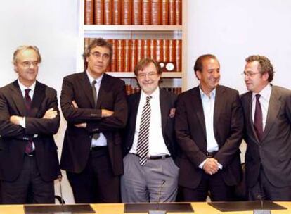 De izquierda a derecha, Pedro García Guillén, consejero delegado de Sogecable; Tatxo Benet, consejero de Mediapro; Juan Luis Cebrián, consejero delegado de PRISA; José Miguel Contreras, consejero delegado de La Sexta, y Manuel Polanco, director general de PRISA.