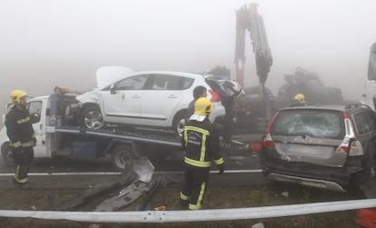 Los servicios de emergencia retiran restos de veh&iacute;culos de la colisi&oacute;n m&uacute;ltiple en la A-8.