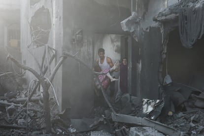 Un hombre carga con una niña palestina herida por un bombardeo israelí sobre Gaza este miércoles.