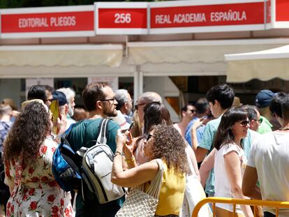 El domingo, último día de la Feria del Libro en Madrid, hubo una alta afluencia de público.