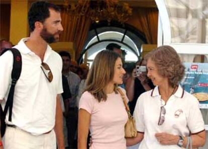 Doña Letizia y la reina Sofía, en el Club Náutico de Palma de Mallorca, donde se celebra la Copa del Rey de Vela.