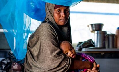 Una madre sostiene a su bebé en el hospital de MSF en Dagahaley.