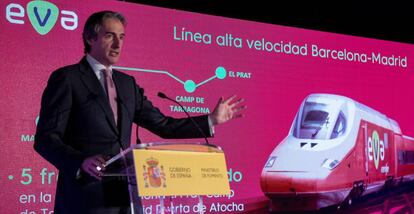 El ministro de Fomento, Íñigo de la Serna, durante la presentación en Barcelona del nuevo servicio de alta velocidad de Renfe en España bautizado con el nombre de EVA.