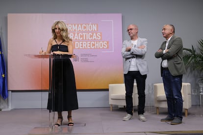 Yolanda Díaz, Unai Sordo y Pepe Álvarez, durante la firma del estatuto del becario en el Ministerio de Trabajo.
