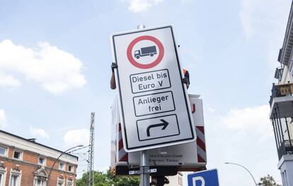 Imagen de uno de los carteles instalados en Hamburgo que prohíbe a lso vehículos diésel antiguos acceder a dos vías de la ciudad.  
